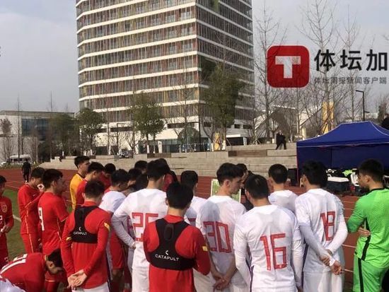 俄罗斯莫斯科闹市中心，履行押送使命的军方军队遭到一伙练习有素的匪徒攻击，年夜战事后的现场惨不忍睹，主要的卫星元件遭到劫持。国际刑警霍布斯（道恩·强森 Dwayne Johnson 饰）查明，包罗此案在内的一系列案件均系前特种军队甲士欧文·肖（卢克·伊万斯 Luke Evans 饰）所为。为了将这群练习有素、纯熟凶恶的匪徒绳之于法，他展转找到隐居世外桃源的多米尼克·托雷多（范·迪塞尔 Vin Diesel 饰）助拳。霍布斯开出的前提使人难以谢绝，他不但可以将托雷多和布莱恩（保罗·沃克 Paul Walke